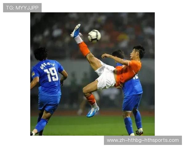 足球倒钩进球在关键比赛中展现前锋技术与勇气的完美结合